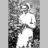 071-0183 Ursula Krause 1943 als junge Schwesternschuelerin im Garten des Hilfslazaretts Lyck.jpg